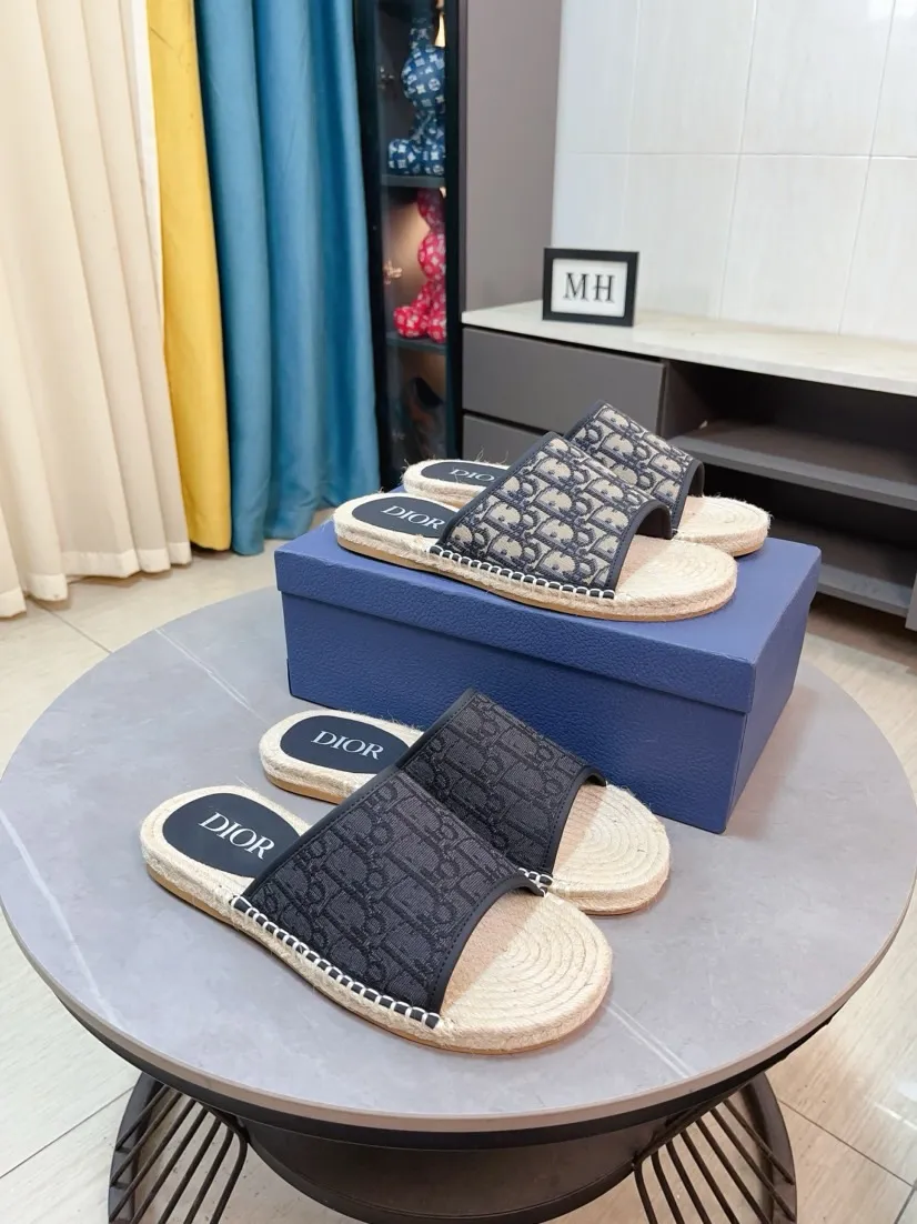 Men's men's shoes💰320🌸🌸High-end version. DIOR💁Men's slippers, high-end and upscale [strong][strong], compare quality at counters. The upper is hand-drawn, a combination of native hemp and raw rubber sole [strong][strong], breathable and non-slip outsole [rose][rose], breathable and comfortable lambskin lining, density 100% comfortable [gift][gift], original wear-resistant code number 38-44. Can be customized 45-46-47